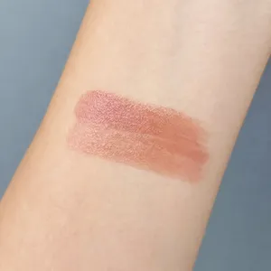 MAQUIAベストコスメ2025下半期 イエベ秋 アディクション ザ リップスティック グレイズドボム 004のスウォッチ