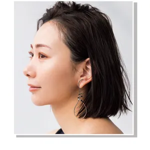 目鼻立ちのハッキリしたタイプはツヤで骨格強調