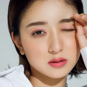 夏リップは“ちょっと派手”くらいが気分！ 注目アーティスト・NAYAさんのイチ推しに、みちょぱが挑戦