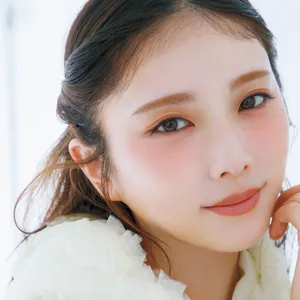 与田祐希さん×多幸感チーク。イヴ・サンローランの大ヒットコスメで、笑顔印象がぐっとUP！