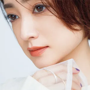 顎に手を添える安達祐実さん