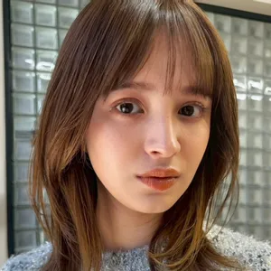 髪型　ミディアムレイヤー　ミディアムヘア　小顔見え　前髪あり　正面