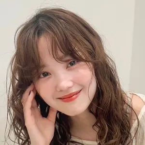 髪型　ミディアム　ミディアムヘア　前髪あり　パーマ　ウェーブ　正面