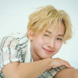 モデル 鈴木凌　寝そべり顔アップ