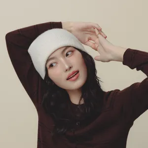 ユニクロ　UNIQLO　メリノリブクルーネックショートカーディガン　オレンジチークメイク