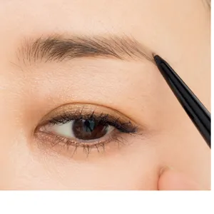 眉下は下に向かって毛が生えているので、毛流れを意識しながら描き足すことがナチュラル感を高めるポイントに。