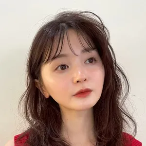 髪型　ミディアムレイヤー　ミディアムヘア　シースルーバング　正面