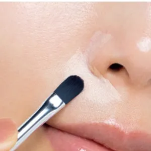 黄みの強いコンシーラーで自然にカバー