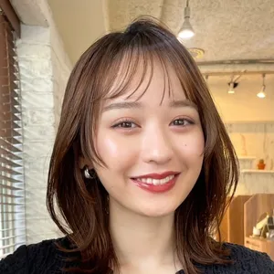 髪型　ミディアムレイヤー　ミディアムヘア　シースルーバング　正面　ひし形