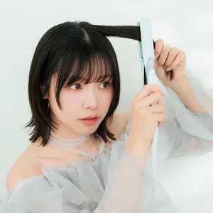 声優Liyuuアイロンでストレートヘアに