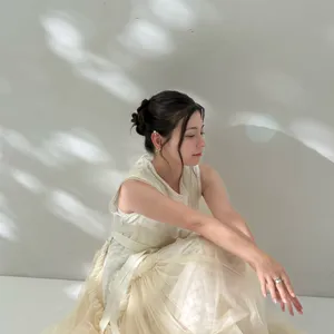 声優 Lynn 体育座り 伏し目