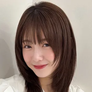 髪型　ミディアムレイヤー　ミディアムヘア　前髪あり　ハッシュカット風　正面