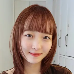 髪型　ミディアムレイヤー　ミディアムヘア　暖色カラー　正面