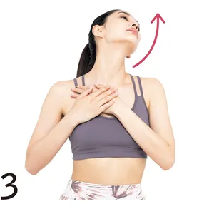 3斜め上に向けて下あごを出す