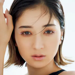 白みラベンダーで簡単にシャレ見え。Y2K感を盛る、NAYA流・盛れる夏メイク