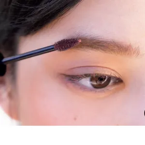 3眉もくすんだ赤みでつなぐ