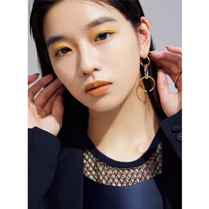 【STEP1】イエローアイ→【STEP2】イエローリップでパーツ際立つこなれ顔に