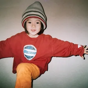 5歳の頃の山本舞香さん。 昔から帽子が大好き！