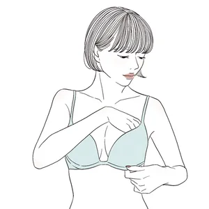 カップに胸を入れ込む