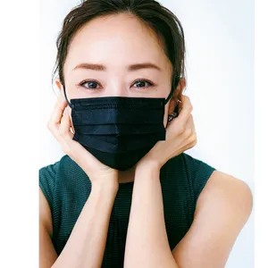 マスク姿とのバランスを とるため眉尻を長めに