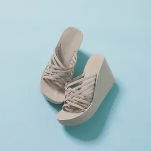 水着を着るときに役立つ小物  ウエッジソールサンダル