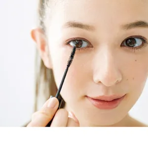 下まつ毛を強調させて下重心に