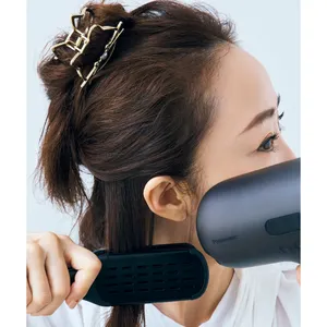 できるだけ根元から挟んで