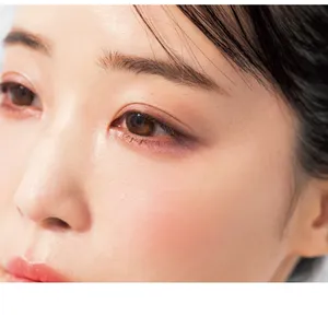 目元は上軽・下重のシャドウバランスで