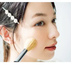 頬はさらり、淡いピンクで発光感を