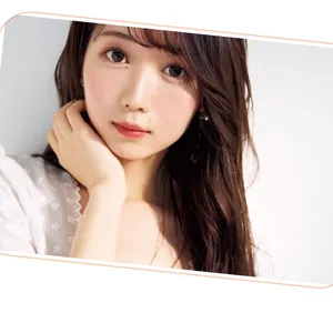 頬に手を添える大谷映美里さん