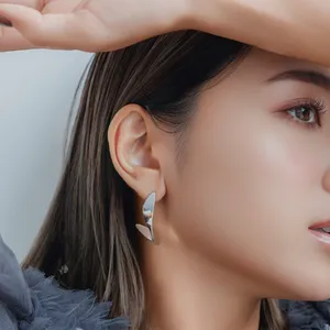 マキア　山本舞香のBeauty Script　みちょぱ　池田美優　秋メイク　ボリュームまつ毛　オーバーリップ　横顔