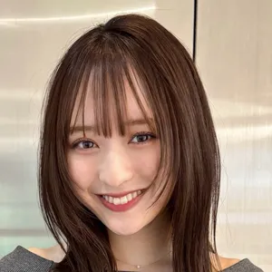 髪型　ミディアムレイヤー　ミディアムヘア　くびれヘア　前髪あり　正面