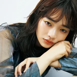 秋コスメ　見上愛   カラーメイク　アイメイク