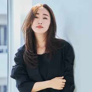 神崎 恵さん「毎日ハンサムモード」。女っぽさをあえて引き算するヘア&メイクのバランス術