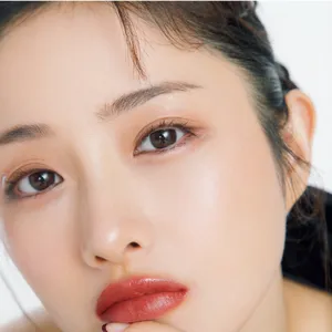 石原さとみさん 2026年春新色の赤リップを使ったトレンドメイク 