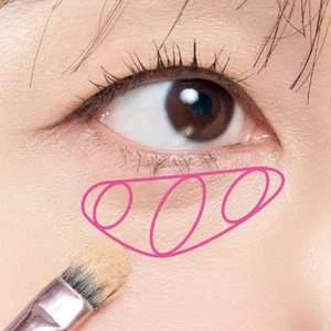 紫ぐま×たるみぐまタイプのくまカバー＆涙袋メイクのテクニック 肌の色に合うコンシーラーを重ねる