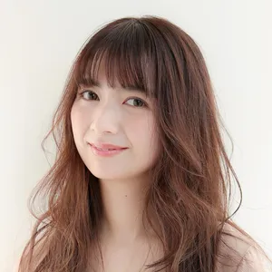 上品な華やかさが春っぽい！ リバース×外ハネのふんわり巻き髪ロング