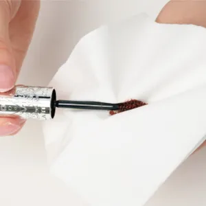 眉マスカラを使う前にティッシュオフを。