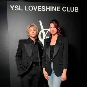 イヴ・サンローラン・ボーテ アジア アンバサダー平野紫耀さんとイヴ・サンローラン・ボーテ グローバル アンバサダーのデュア・リパさん