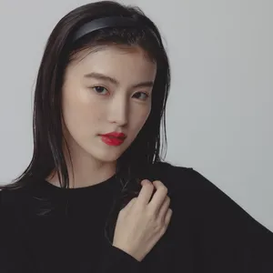 ユニクロ　UNIQLO　黒セーター　メリノクルーネックセーター　マットリップ　メイク