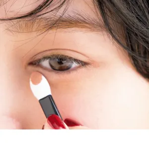 1 マットベージュで目を囲む