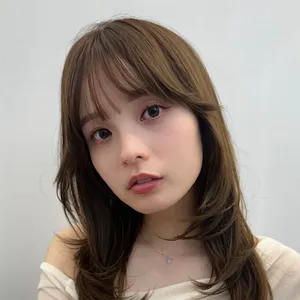 髪型　ミディアムレイヤー　ミディアムヘア　シースルーバング　正面　韓国風