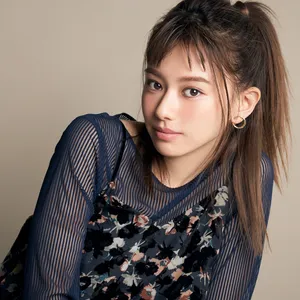 山本舞香が難易度高めなベージュリップにトライ！ 賢い色選びでモードと知的さを両立