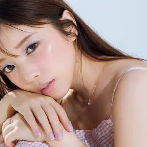 与田祐希さんの低温ブルーアイ・メイク。ベージュ仕込みで洗練度アップ