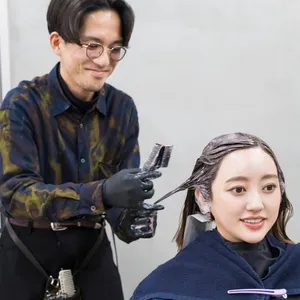 カラーはブラウンベースのピンク系に