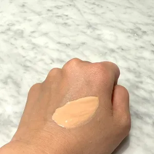 ケイト ジュレリープファンデーションのスウォッチ 手