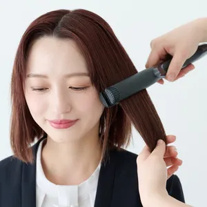 【ミディアム②きちんとスーツ】顔まわりのねじりがアクセントの上品ダウンスタイル　STEP1