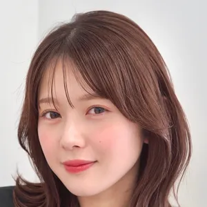 髪型　ミディアム　レイヤーミディアム　前髪あり　正面　外ハネ