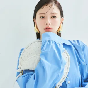 艶×じんわりチーク＆リップを主役に。山本舞香さんが【BOTTEGA VENETA】を着こなす