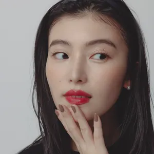 ユニクロ　UNIQLO　黒セーター　メリノクルーネックセーター　赤リップメイク　やり方